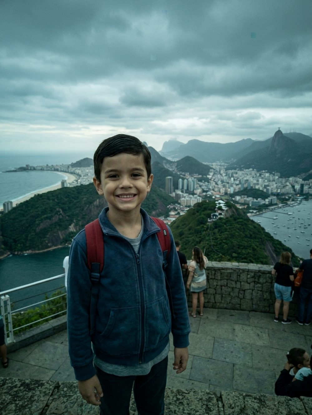 Criança em mirante durante viagem — foto original